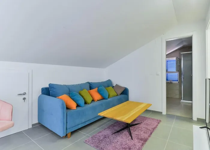 Re With Pool And Comfortable Slivnica