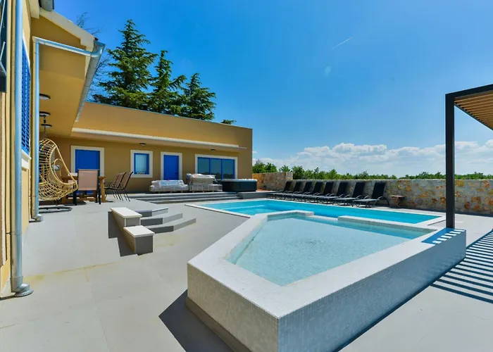 Villa Re With Pool And Comfortable Slivnica