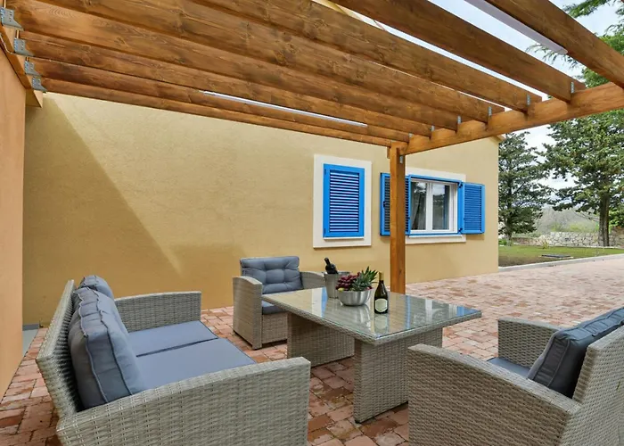 Re With Pool And Comfortable Slivnica