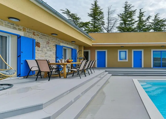 Re With Pool And Comfortable Villa *