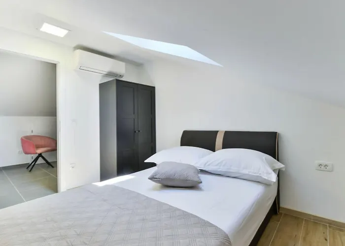 Re With Pool And Comfortable Slivnica