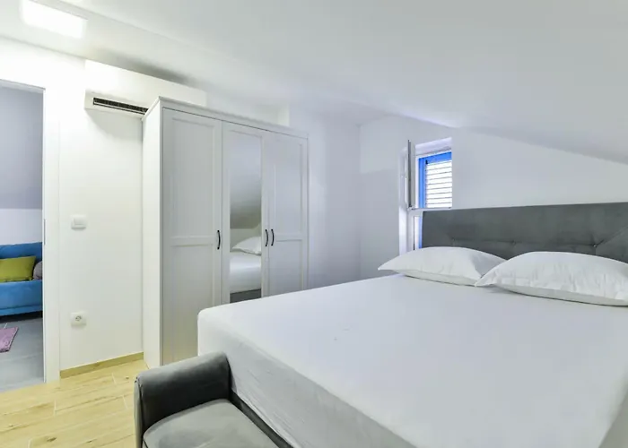 Villa Re With Pool And Comfortable Slivnica
