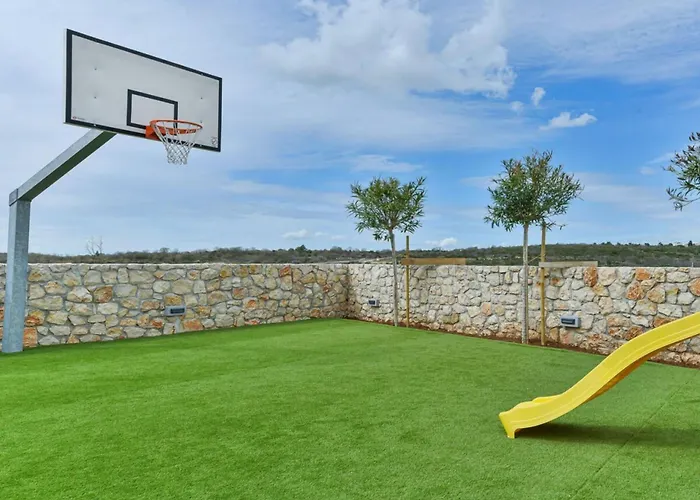 Re With Pool And Comfortable Villa Slivnica