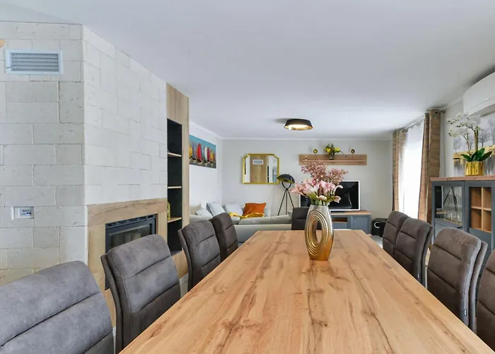 Villa Re With Pool And Comfortable Slivnica