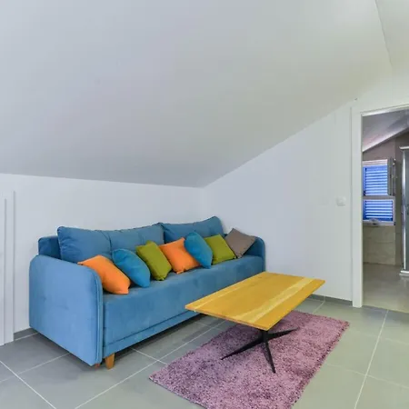 Re With Pool And Comfortable Slivnica