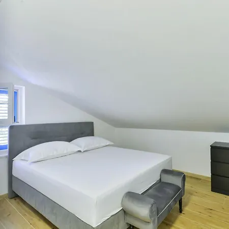 Re With Pool And Comfortable