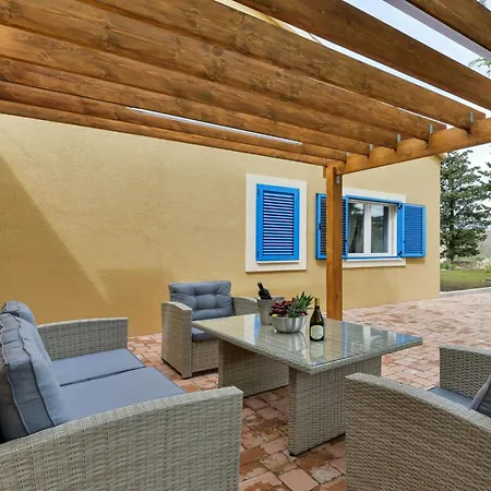Re With Pool And Comfortable Slivnica