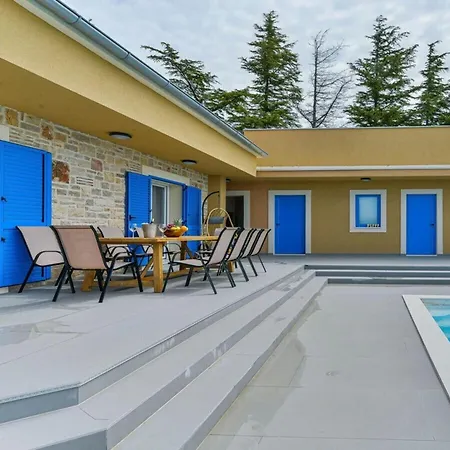 Re With Pool And Comfortable Вилла *