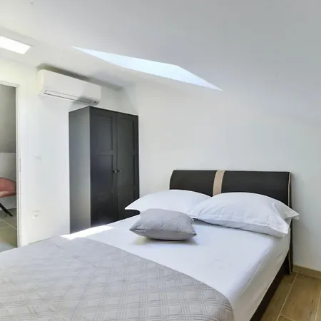 Re With Pool And Comfortable Slivnica
