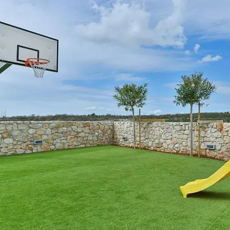 Re With Pool And Comfortable Вилла Slivnica