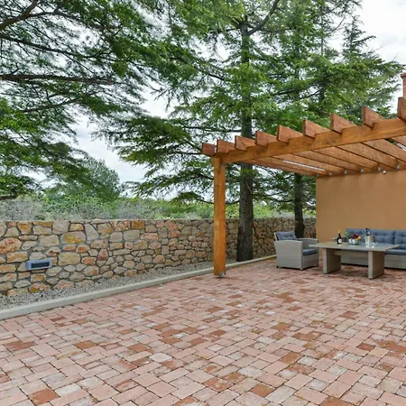 Re With Pool And Comfortable Slivnica