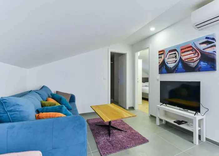 Re With Pool And Comfortable Slivnica